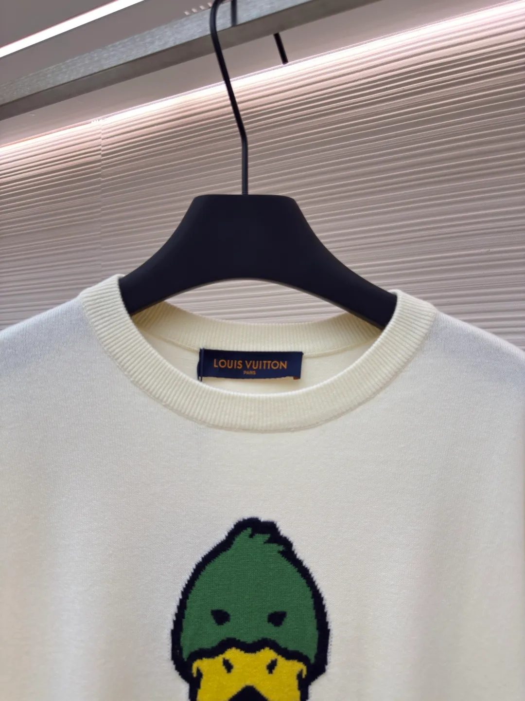 LOUIS VUITTON duck wool short sleeves ●Authentic product: purchased and developed by 7350 ●Item number: 1680163-A50 ●Fabric: fully combed wool ●Technology: woolen weaving ●Version: fitted version ●Weight: about 305 grams ●Size: XS-S-M-L ●Description: The woolen material is fully combed and 100% cotton yarn is dyed and dyed according to the original version. An experienced painter manually counts the pattern 1:1 with reference to the original version. It takes a long time and manually counts more than 10,000 pinholes. It is truly perfect 1:1. It is woven using the latest wool hanging machine. During the weaving, 13 sand spits are used to alternately weave back and forth. Single single There are more than 4,000 rows of wool knitting in the front of the garment, and it takes several hours to weave one piece of clothing. There are so many knots in the newly woven garments that it requires manual thread picking and knot inspection. After random inspections, seam picking, washing, original main labels, and wash marks are all hand-ordered. Details include the height of the wash mark, stitching, and final ironing. Only after a general inspection can the goods be packaged and shipped.